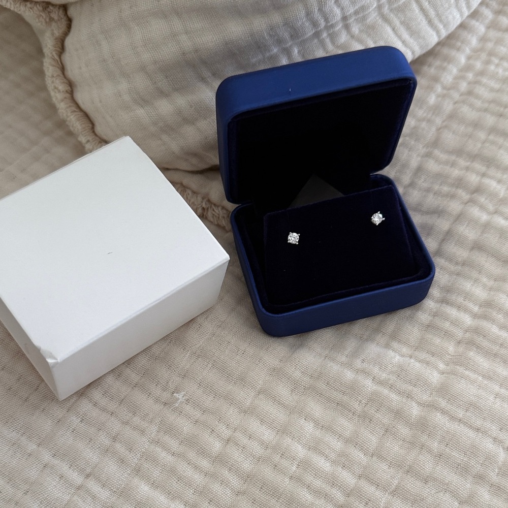 1/3 carat Elegant Silver Stud Earrings